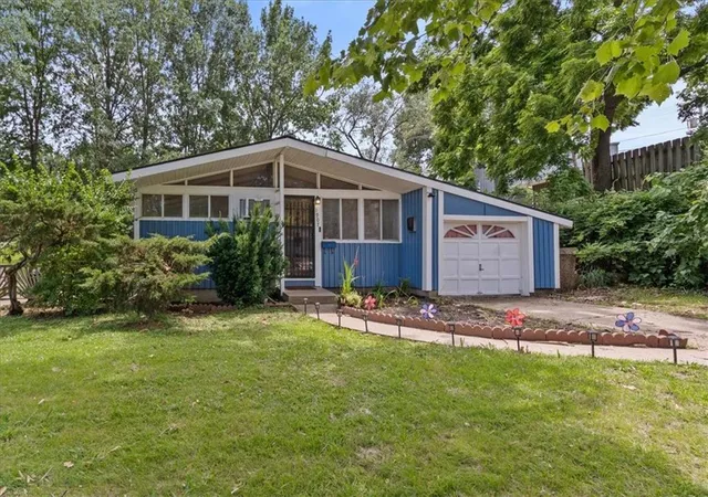Photo 1 of Sale Pending at 1907 Ne 57th Street, Kansas City, MO 64118 | MLS# 2628813 | Listing updated on 2026-08-11