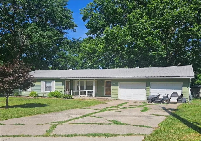 Homes for sale in Gladstone, MO | 5714 N Tracy Ave, Gladstone, MO 64118 | MLS# 2628836