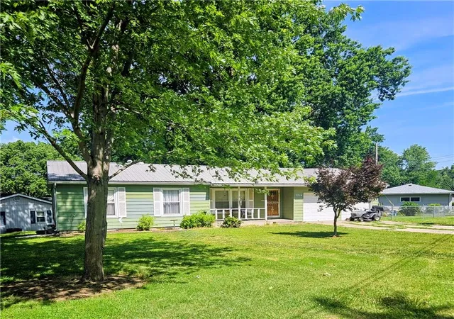 Homes for sale in Gladstone, MO | 5714 N Tracy Ave, Gladstone, MO 64118 | MLS# 2628836