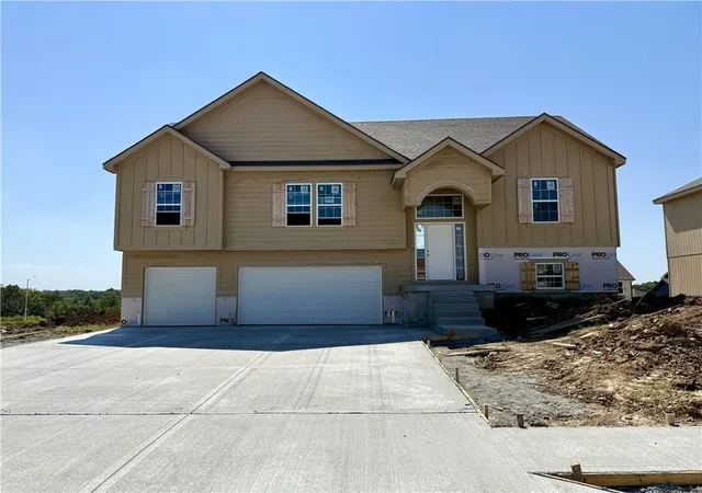 Photo 2 of Sale Pending at 10144 N Brighton Ave, Kansas City, MO 64156 | MLS# 2628838 | Listing updated on 2026-10-08