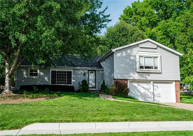 1st image of 9305 Sturgeon Dr, Overland Park, KS 66212 | MLS# 2628848