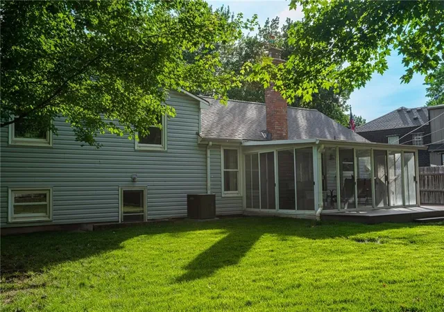 2nd image of 9305 Sturgeon Dr, Overland Park, KS 66212 | MLS# 2628848