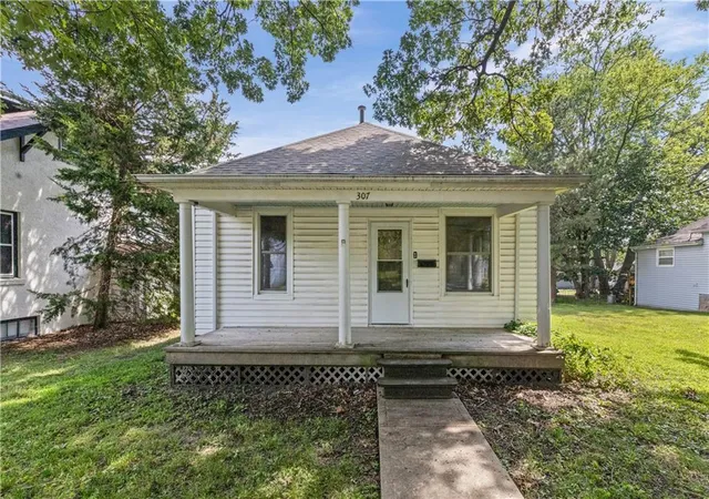 Homes for sale in Paola, KS | 307 E Miami St, Paola, KS 66071 | MLS# 2628849