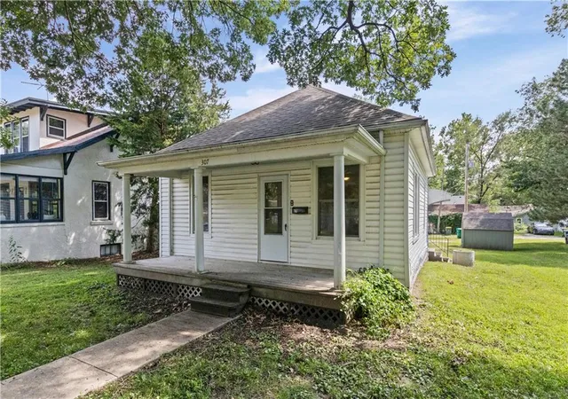 Homes for sale in Paola, KS | 307 E Miami St, Paola, KS 66071 | MLS# 2628849