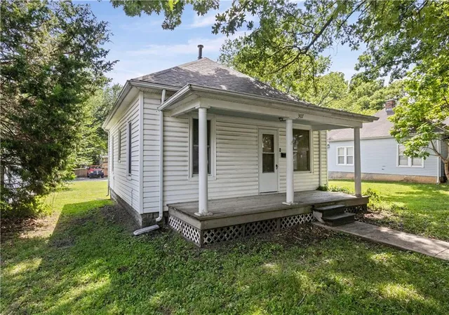 Homes for sale in Paola, KS | 307 E Miami St, Paola, KS 66071 | MLS# 2628849