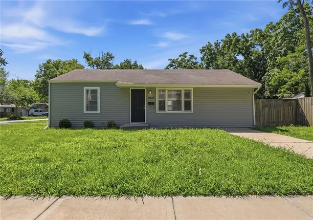 1st image of 7944 Oak St, Kansas City, MO 64114 | MLS# 2628862