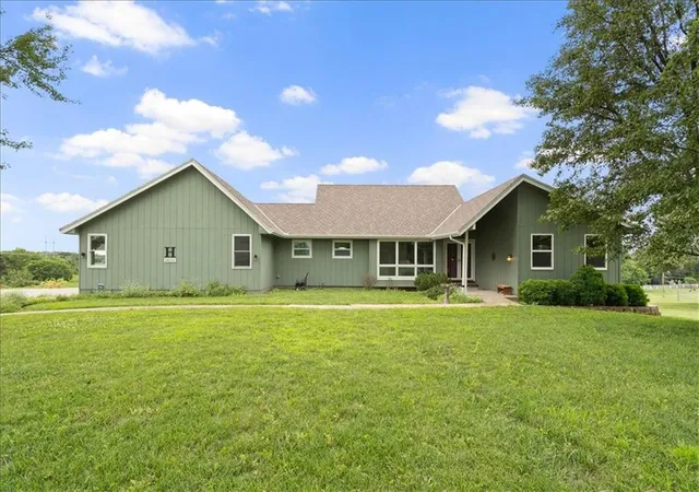 Homes for sale in De Soto, KS | 28035 W 89th St, De Soto, KS 66018 | MLS# 2628865