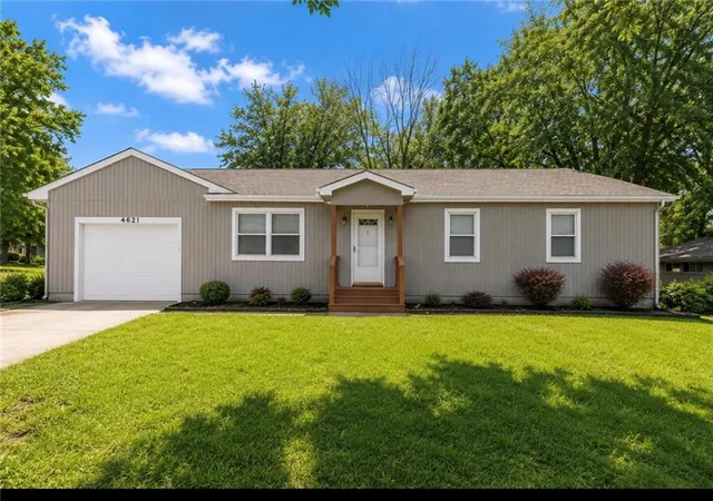Single family home for sale at 4621 NE 42nd Street, Kansas City, MO 64117 | MLS# 2628866