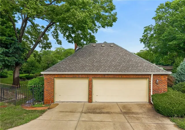 Photo 4 of Single family home for sale at 3408 Shady Bnd Dr, Independence, MO 64052 | MLS# 2628867 | Listing updated on 2026-09-01