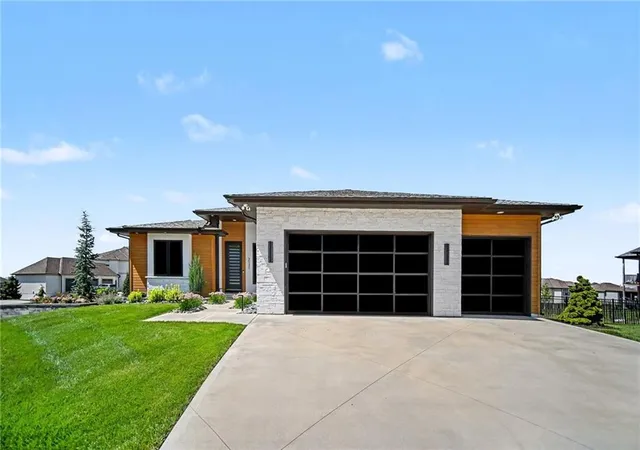 Homes for sale in Riverside, MO | 2131 Nw Palisades Dr, Riverside, MO 64150 | MLS# 2628875