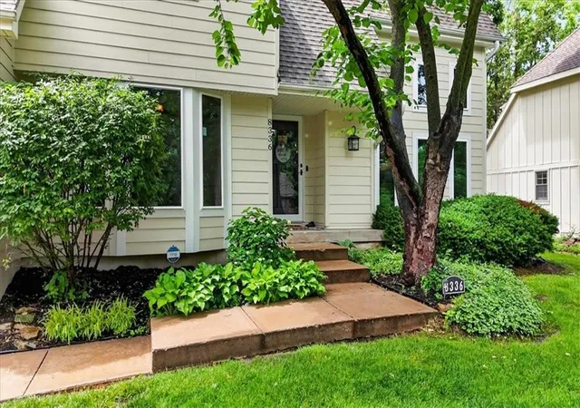 Homes for sale in Lenexa, KS | 8336 Rosehill Rd, Lenexa, KS 66215 | MLS# 2628888