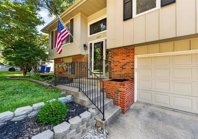 2nd image of 9117 Hayes Dr, Overland Park, KS 66212 | MLS# 2628892