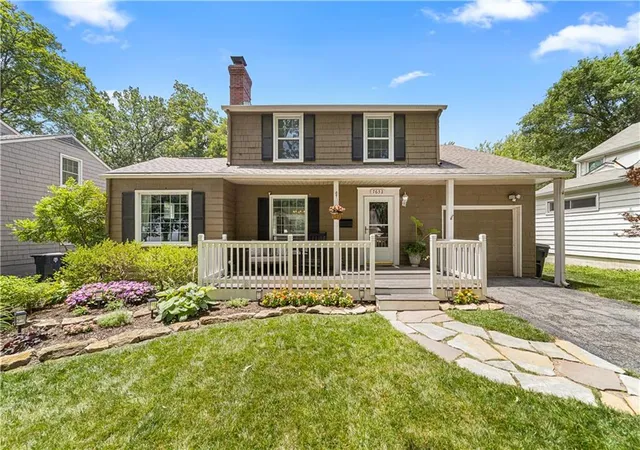 Homes for sale in Kansas City, MO | 7632 Oak St, Kansas City, MO 64114 | MLS# 2628900