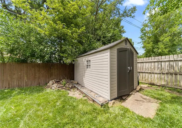 Homes for sale in Kansas City, MO | 7632 Oak St, Kansas City, MO 64114 | MLS# 2628900