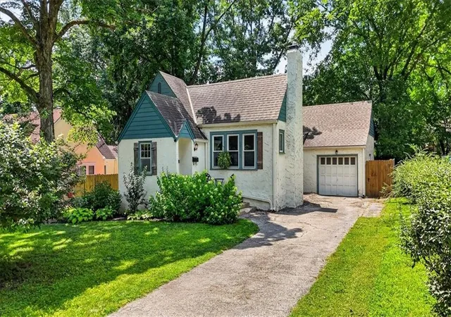 Homes for sale in Mission, KS | 5718 Maple St, Mission, KS 66202 | MLS# 2628913