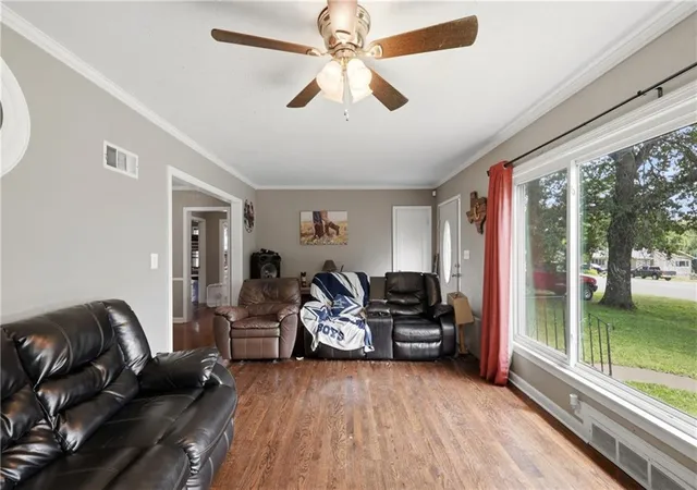 3rd image of 3321 Blue Ridge Blvd, Independence, MO 64052 | MLS# 2628961