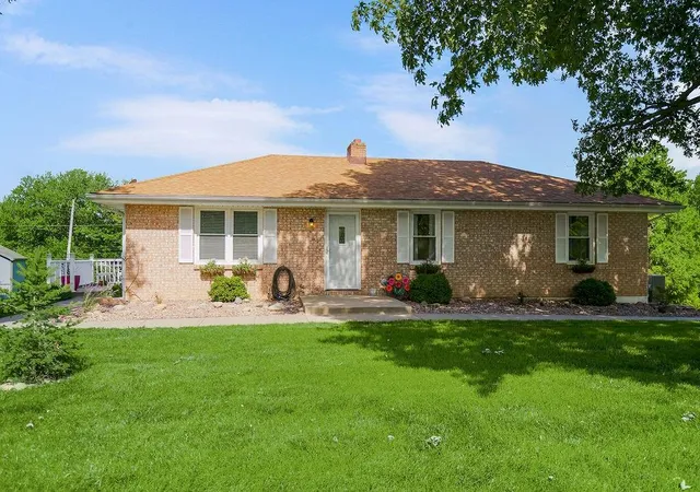Homes for sale in Parkville, MO | 7606 Nw Pampas Ln, Parkville, MO 64152 | MLS# 2628967