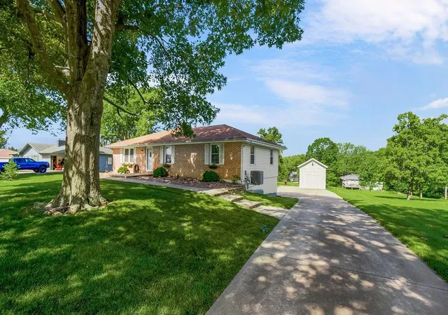 Homes for sale in Parkville, MO | 7606 Nw Pampas Ln, Parkville, MO 64152 | MLS# 2628967