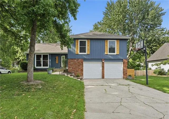 Homes for sale in Overland Park, KS | 10069 Bluejacket Dr, Overland Park, KS 66214 | MLS# 2628970