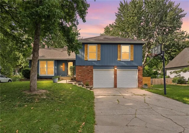 Homes for sale in Overland Park, KS | 10069 Bluejacket Dr, Overland Park, KS 66214 | MLS# 2628970