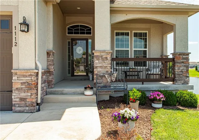 2nd image of 1112 Sw Crabtree Cir, Oak Grove, MO 64075 | MLS# 2628978