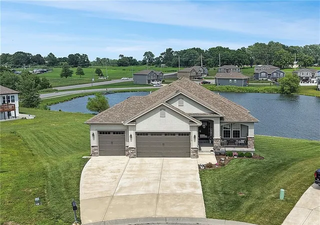 3rd image of 1112 Sw Crabtree Cir, Oak Grove, MO 64075 | MLS# 2628978