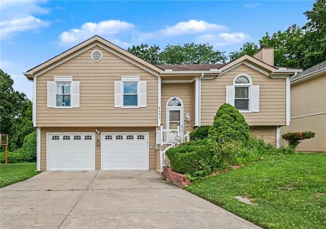 Homes for sale in Kansas City, MO | 4123 N Troost Ave, Kansas City, MO 64116 | MLS# 2628981