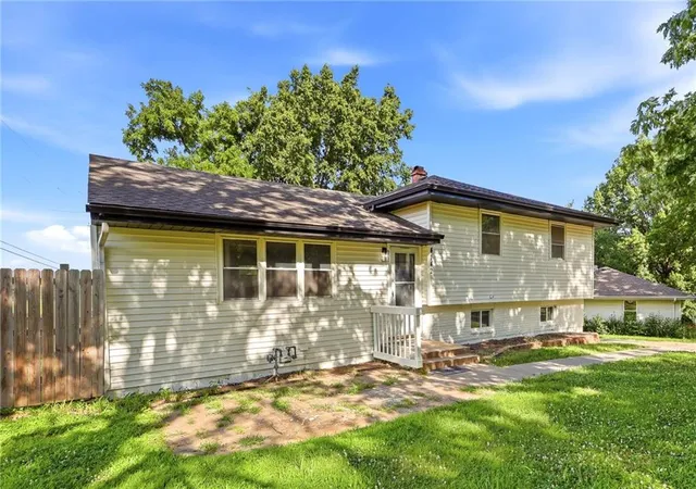 Homes for sale in Kansas City, MO | 4142 N Lister Ave, Kansas City, MO 64117 | MLS# 2628982