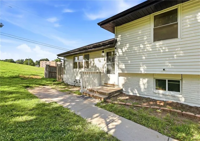 Homes for sale in Kansas City, MO | 4142 N Lister Ave, Kansas City, MO 64117 | MLS# 2628982