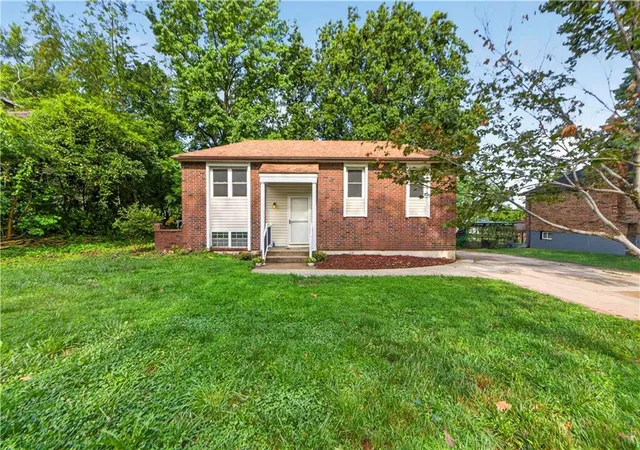 Homes for sale in Blue Springs, MO | 1021 Canterbury Rd, Blue Springs, MO 64015 | MLS# 2628983