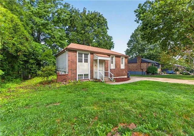 Homes for sale in Blue Springs, MO | 1021 Canterbury Rd, Blue Springs, MO 64015 | MLS# 2628983