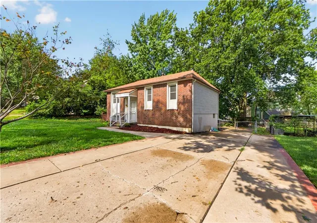 Homes for sale in Blue Springs, MO | 1021 Canterbury Rd, Blue Springs, MO 64015 | MLS# 2628983