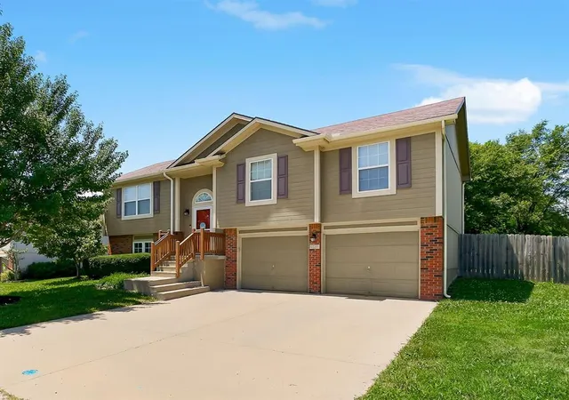 Homes for sale in Pleasant Hill, MO | 421 Golfview Dr, Pleasant Hill, MO 64080 | MLS# 2628988