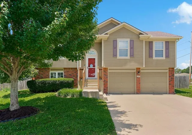 Homes for sale in Pleasant Hill, MO | 421 Golfview Dr, Pleasant Hill, MO 64080 | MLS# 2628988