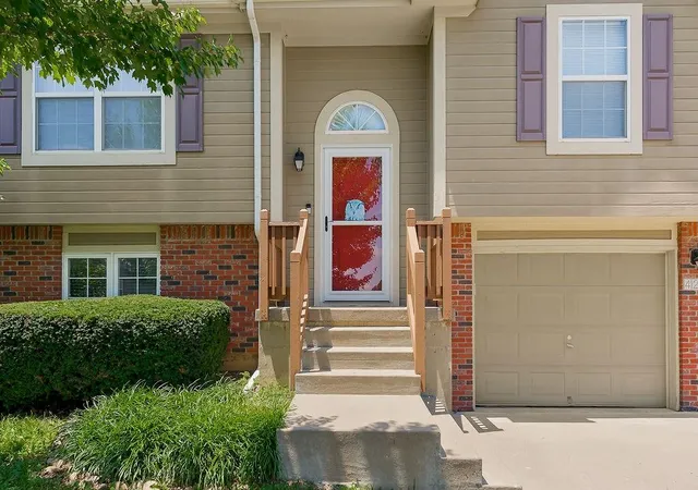 Homes for sale in Pleasant Hill, MO | 421 Golfview Dr, Pleasant Hill, MO 64080 | MLS# 2628988