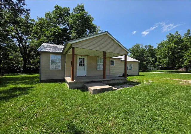 Homes for sale in Lacygne, KS | 202 S 7th St, Lacygne, KS 66040 | MLS# 2628994