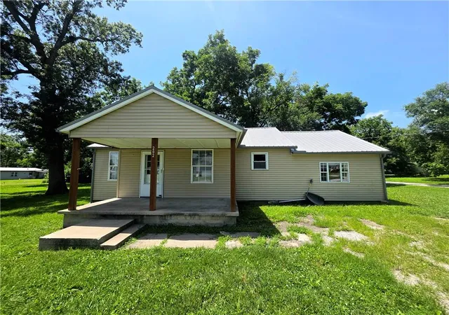 Homes for sale in Lacygne, KS | 202 S 7th St, Lacygne, KS 66040 | MLS# 2628994