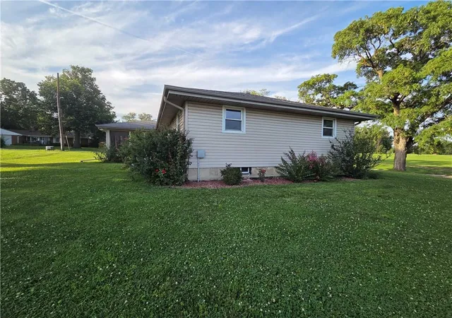 Photo 3 of Single family home for sale at 1820 Country Clb Dr, Chillicothe, MO 64601 | MLS# 2629020 | Listing updated on 2026-07-01