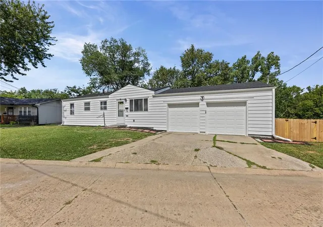 Homes for sale in Osawatomie, KS | 106 15Th St, Osawatomie, KS 66064 | MLS# 2629023