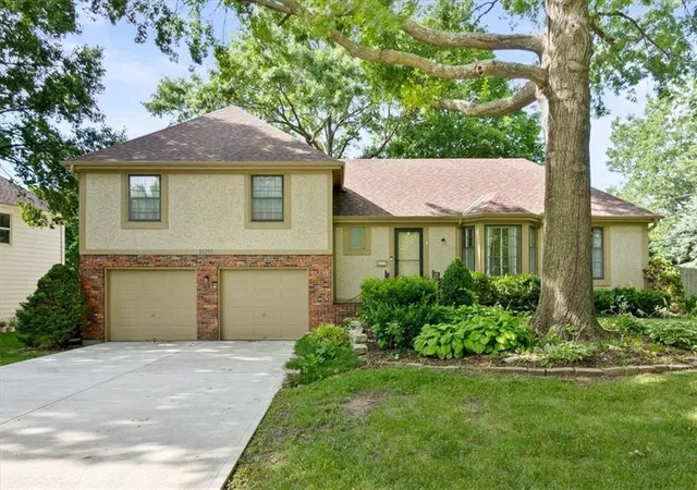 1st image of 10215 W 101st St, Overland Park, KS 66212 | MLS# 2629057