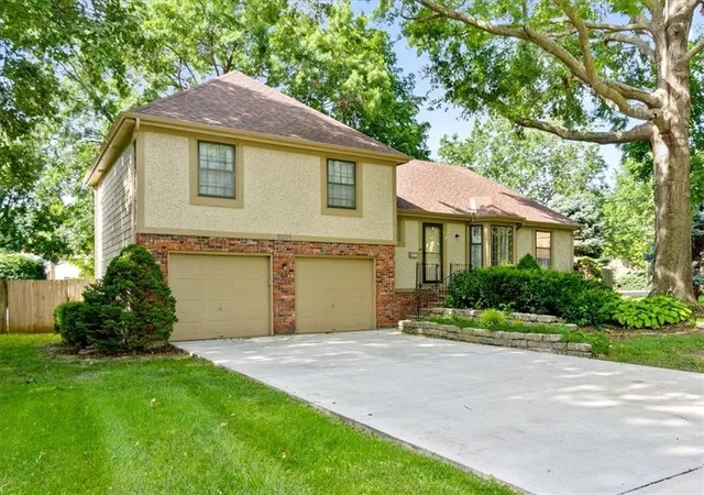 2nd image of 10215 W 101st St, Overland Park, KS 66212 | MLS# 2629057