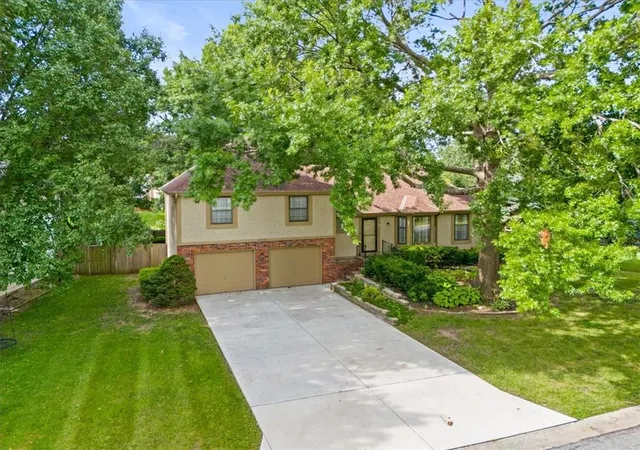 3rd image of 10215 W 101St St, Overland Park, KS 66212 | MLS# 2629057