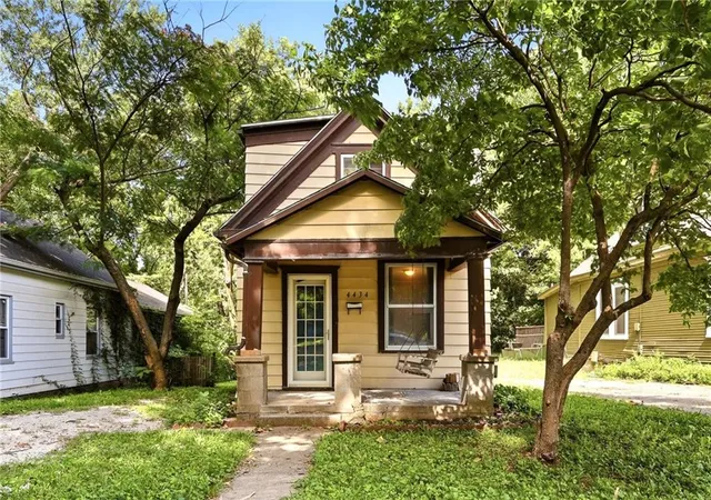 Homes for sale in Kansas City, KS | 4434 Cambridge St, Kansas City, KS 66103 | MLS# 2629078