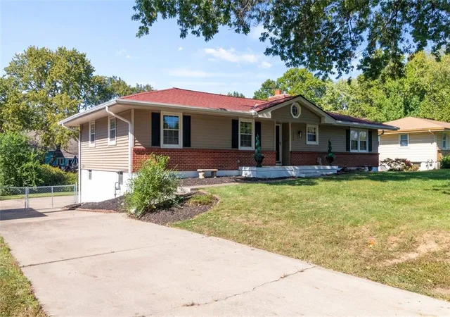 Photo 4 of Single family home for sale at 8304 Willow Way, Raytown, MO 64138 | MLS# 2629092 | Listing updated on 2026-10-13