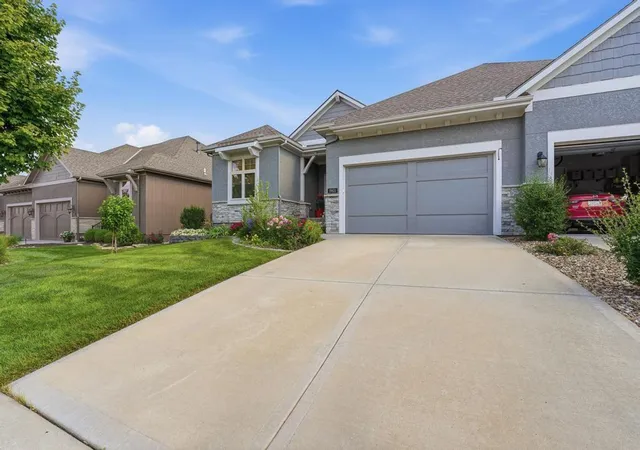 Homes for sale in Lenexa, KS | 19611 W 100th St, Lenexa, KS 66220 | MLS# 2629130