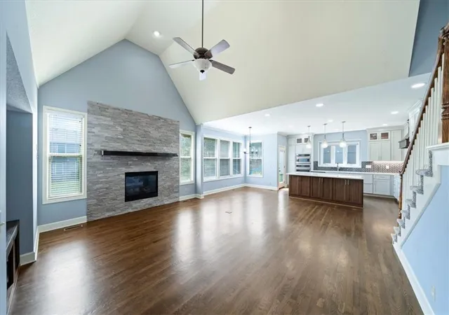 Photo 3 of Single family home for sale at 725 Sw Winterwalk Ln, Lees Summit, MO 64081 | MLS# 2629139 | Listing updated on 2026-10-09