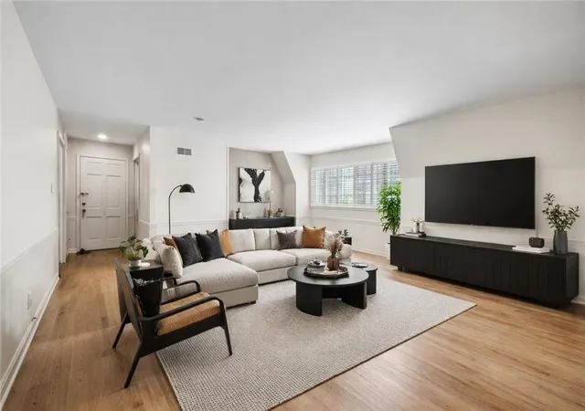 3rd image of 8361 Somerset Dr #303, Prairie Village, KS 66207 | MLS# 2629144