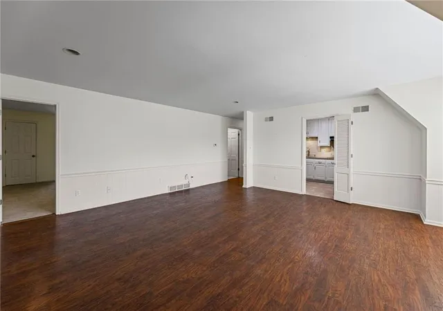 4th image of 8361 Somerset Dr #303, Prairie Village, KS 66207 | MLS# 2629144