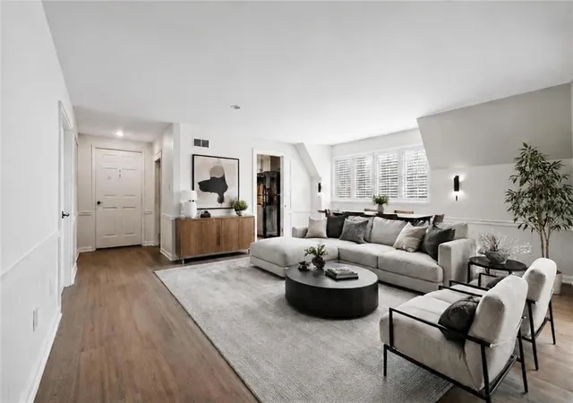 5th image of 8361 Somerset Dr #303, Prairie Village, KS 66207 | MLS# 2629144
