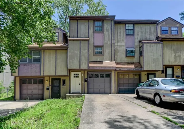 Photo 3 of Townhouse for sale at 2911 Eaton St, Kansas City, KS 66103 | MLS# 2629147 | Listing updated on 2026-07-31